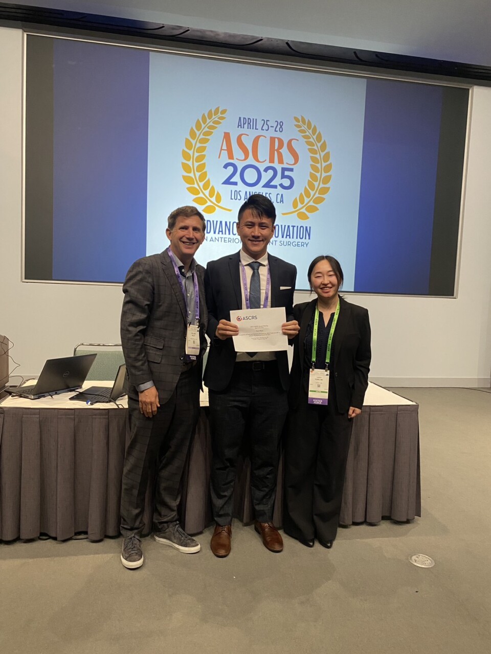 遠見眼科廖文賓醫師（中）於 2025 年美國白內障屈光手術學會（ASCRS）年會中，發表 SMILE Pro 輔助技術（圖片來源：遠見眼科）