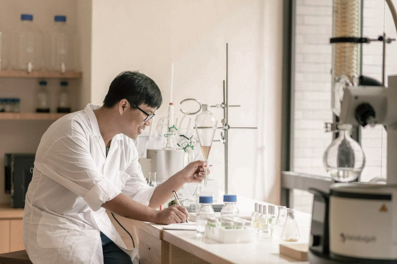 圖2 根本芳療在精油萃取領域的技術實力，已能達到近 1% 的萃取率，為國際合作奠定基礎。（圖片來源：根本芳療）