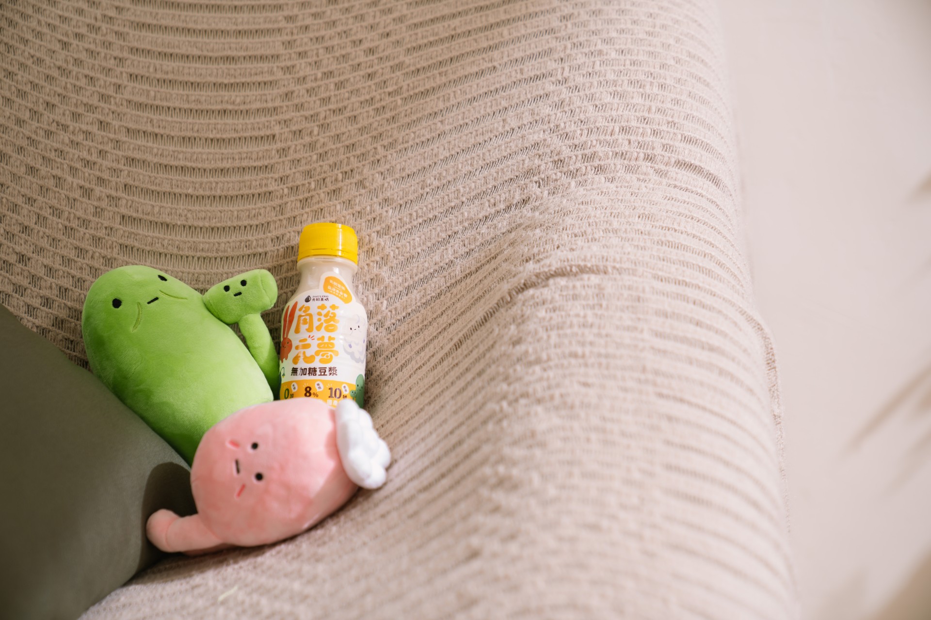 「角落元夢無糖豆漿」特別導入弘道老人福利基金會創作的「角落孤老人」IP角色，讓社會用更溫柔的方式靠近、理解長者們。（圖片來源：元初豆坊）