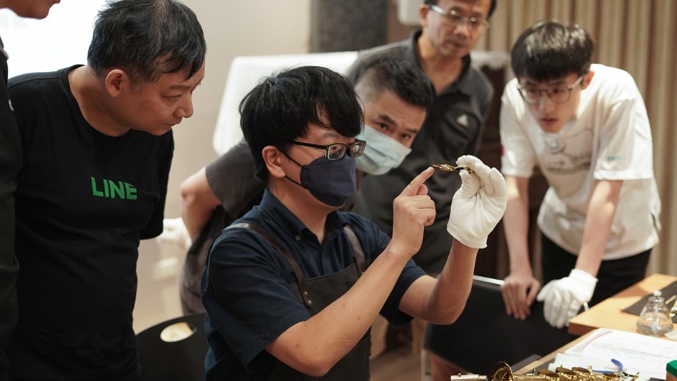 米特維修技師 呂信宏 具日本專業培訓資歷，透過維修實作講座已帶領上百名學習者親手檢視、調整樂器，提升對樂器的理解與掌握。（圖／米特薩克斯風專門店提供）