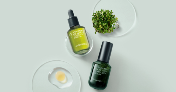 綠藤生機以「深入減法的純淨保養」為核心，減去超過 3,200 種非必要成分，透過全球探索與親手打造綠色原料，專注留下肌膚真正需要的有效成分