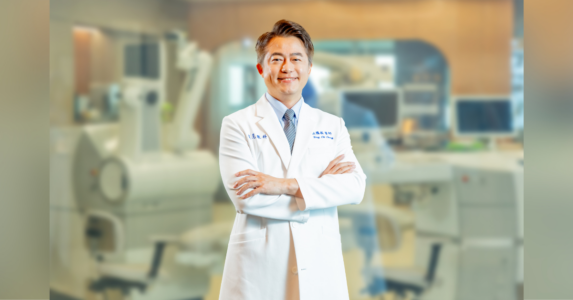 遠見眼科總院長張聰麒醫師累積服務超過 500 位醫師接受近視雷射與白內障手術，被不少患者稱為「醫師的醫師」