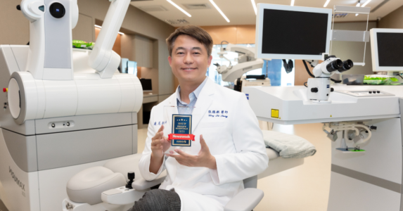 遠見眼科總院長張聰麒醫師表示，連續兩年獲得《Newsweek》推薦，是長期投入醫療品質優化與手術流程創新的累積。（圖片來源：遠見眼科）